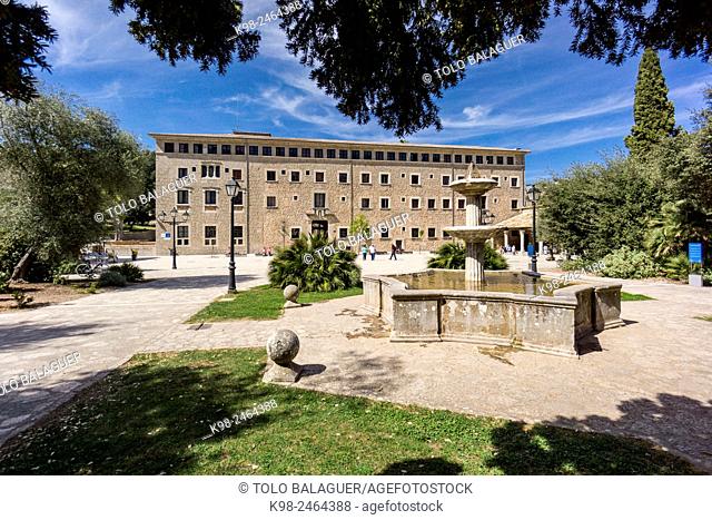 Santuario de LLuc, siglo XVII, plaza de los peregrinos, Escorca, Sierra de Tramuntana, Majorca, Balearic Islands, Spain