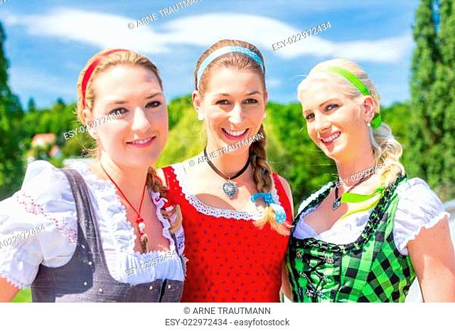 Freundinnen besuchen Volksfest in Bayern