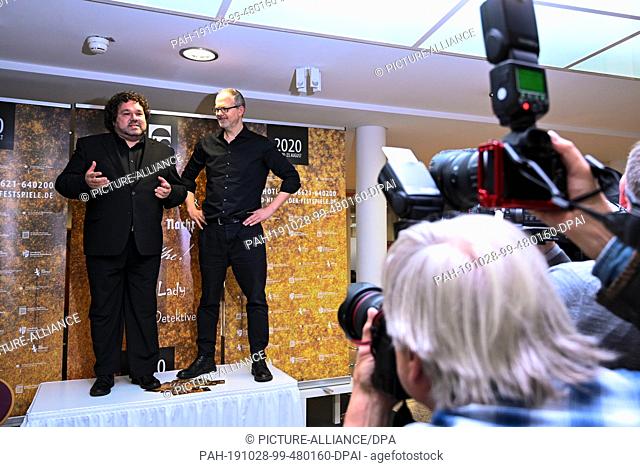 28 October 2019, Hessen, Bad Hersfeld: Joern Hinkel (l), director of the Bad Hersfelder Festspiele, and director and author Gil Mehmert stand on a table during...