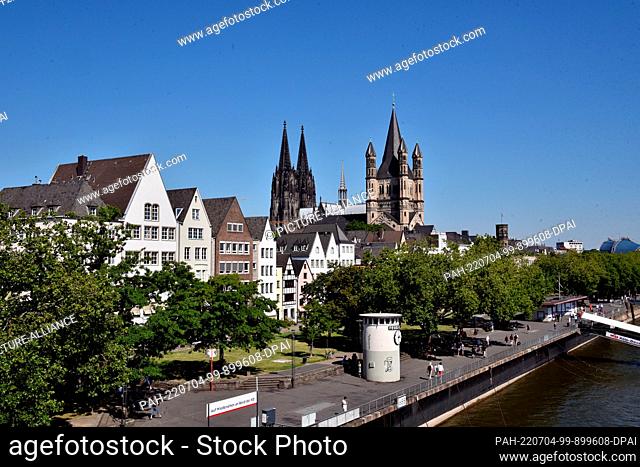 03 July 2022, North Rhine-Westphalia, Cologne: jetty, riverside promenade, old town, Gross Sankt Martin, Cologne Cathedral, Rhine Photo: Horst Galuschka/dpa