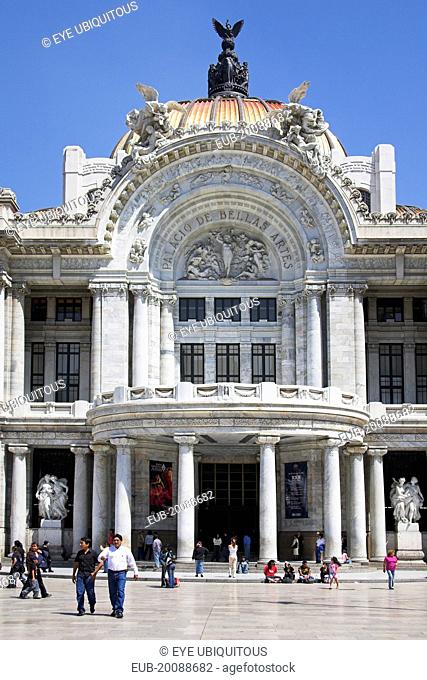 Palacio de las Bellas Artes, and Museo Nacional de Arquitectura, Alameda Central