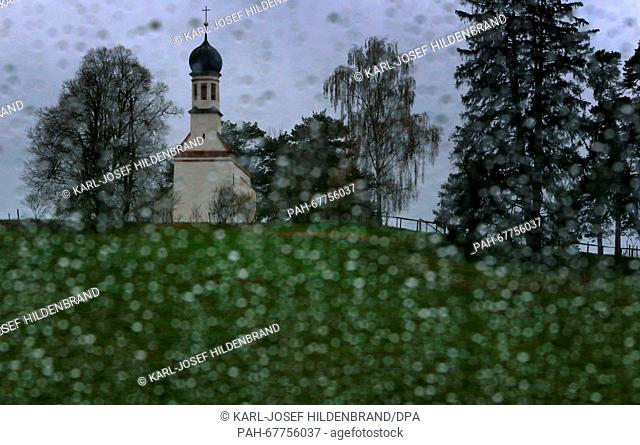 The Loreto Chapel, pictured behind a car window covered by rain, near Biessenhofen, Germany, 17 April 2016. Photo: KARL-JOSEF HILDENBRAND/dpa | usage worldwide