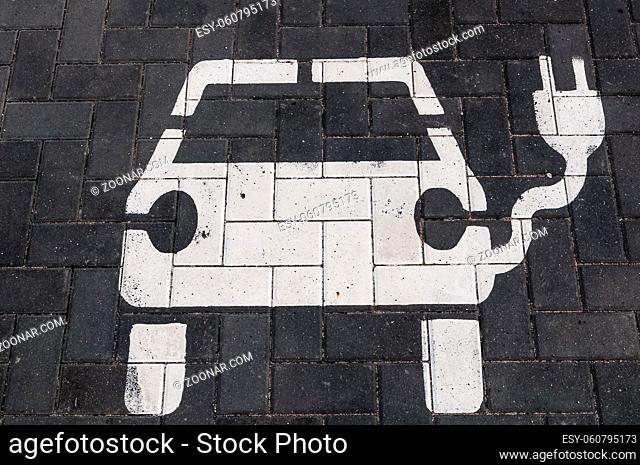 Elektroauto an Ladestation - Symbolzeichen