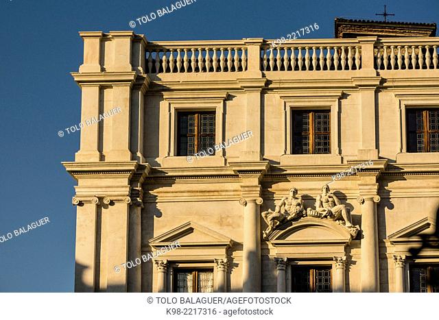 esculturas en la fachada del palacio nuevo, Biblioteca Civica Angelo Mai, plaza Vecchia, Ciudad alta, Bergamo, Lombardia, Italy