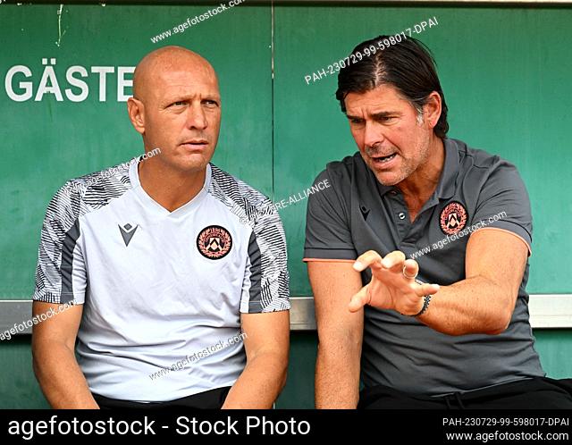 28 July 2023, Austria, Lienz: Soccer: Test match, Udinese Calcio - 1. FC Union Berlin, co-coach Gianluca Cristaldi (l) of Udinese Calcio and coach Andrea Sottil...