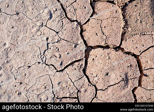 ausgetrockneter Boden auf einem Feld während einer Dürrezeit