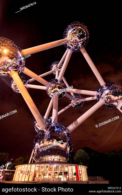 A night picture of the Atomium building in Brussels