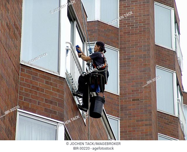 USA, United States of America : Window cleaner, abseiling from the roof to each floor