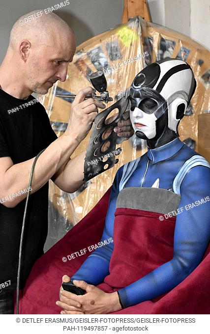 GEEK ART - Bodypainting meets SciFi, Fantasy and more: Preparation for the 'Star Trek Discovery' Photoshooting with Bodypainter Enrico Lein and Model Barbara...