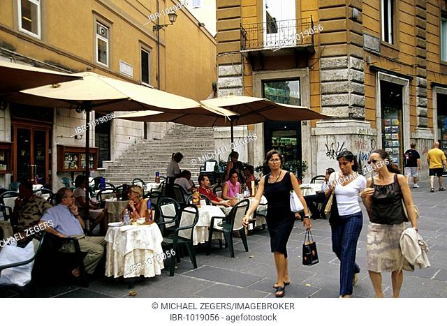 Cafe terrace on the Via Vittorio Veneto, Rome, Italy, Europe