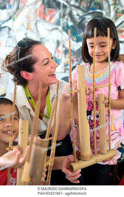 Actress Natalia Woerner plays with former street children in Jakarta,  Indonesia, 03 November 2014. She supports Kindernothilfe