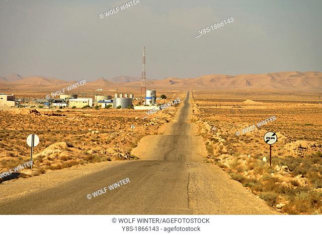 Road and oil pipeline pumpstation in the desert near Douz, South of Tunisia