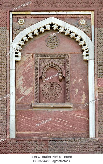 Decorative elements carved in sandstone and marble, Red Fort