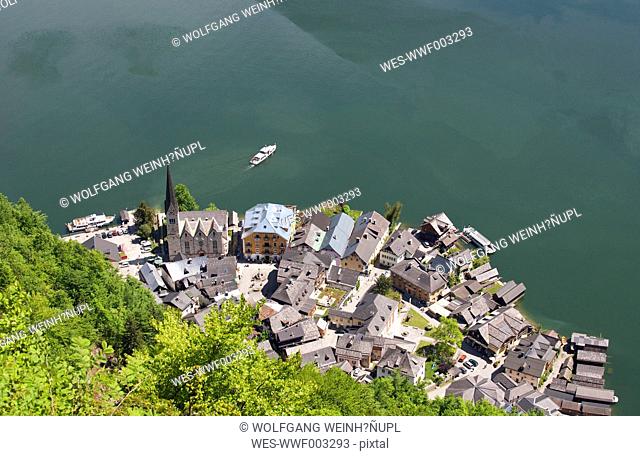 Austria, Upper Austria, Salzkammergut, Hallstatt, View of Lake Hallstaetter See and ferry