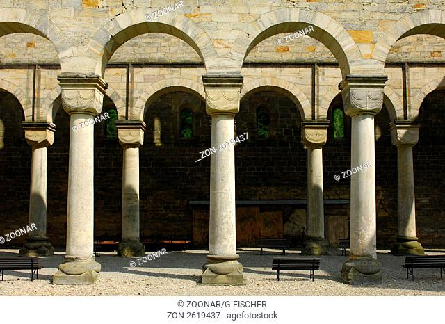 Rundsäulen mit romanischem Würfelkapitell, Klosterruine Paulinzella, Rottenbachtal, Thüringen, Deutschland / Round columns with a romanesque capital