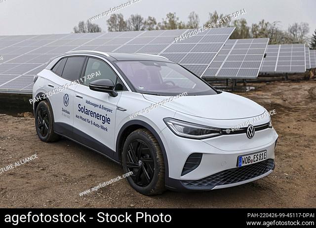 25 April 2022, Saxony, Zwickau: A VW ID.4 stands in a new solar park within sight of the VW plant. Enerparc AG operates the six-hectare Mosel solar park and...