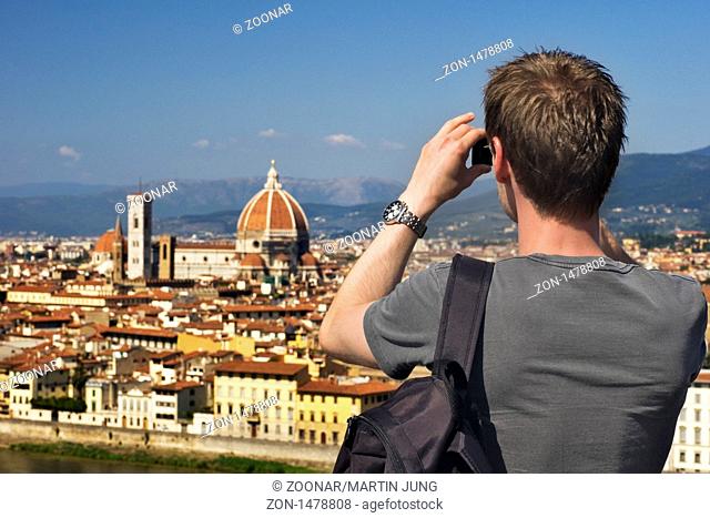 Ein Mann fotografiert Florenz