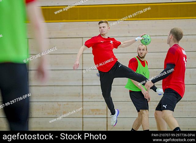 07 July 2021, Bavaria, Herzogenaurach: The German national handball team is preparing for the Olympic Games in Tokyo in Herzogenaurach