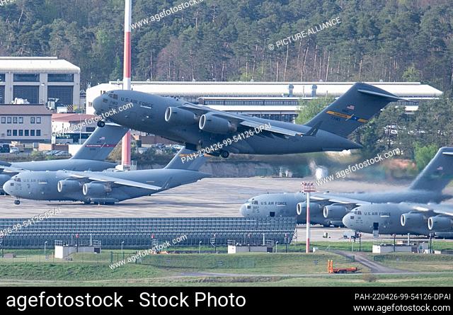 26 April 2022, Rhineland-Palatinate, Ramstein: A U.S. C-17 Globemaster military transport aircraft takes off from Ramstein Air Base