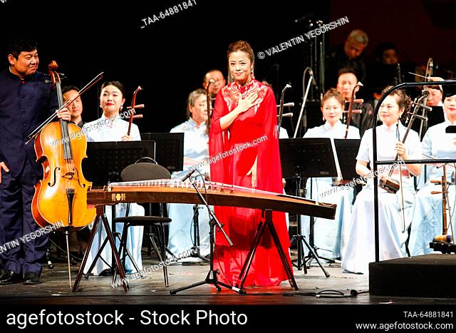RUSSIA, ST PETERSBURG - NOVIEMBRE 16, 2023: La Orquesta Tradicional de la Ópera Nacional China Drama El teatro se realiza en el Teatro Alexandrinsky a los lados...