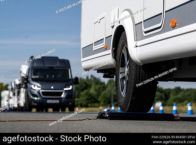 26 June 2022, Lower Saxony, Laatzen: A motorhome stands on a scale during a weighing event for motorhomes. The ADAC Lower Saxony / Saxony-Anhalt provides...
