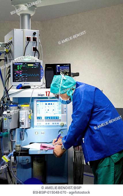Reportage in an operating theatre during a hysterectomy using the da Vinci robot®. The anaesthetist nurse fills in information sheets