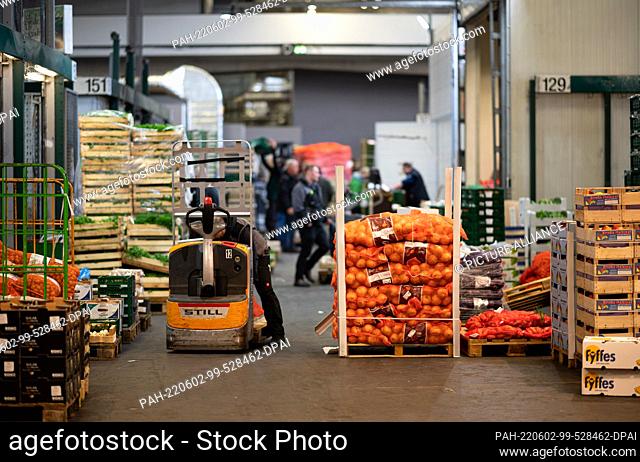 02 June 2022, Hamburg: Numerous traders are out and about at the Hamburg wholesale market in the early morning. Hamburg Wholesale Market will be 60 years old on...