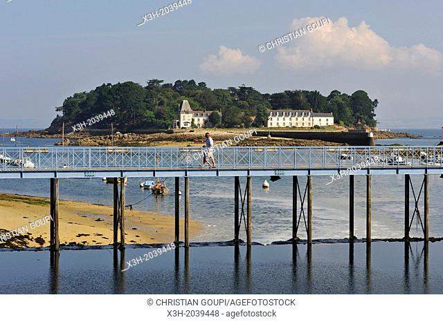 Jean Marin footbridge accross the Pouldavid River with Tristan Island off Douarnenez in background, Port-Rhu, , Finistere department, Brittany region
