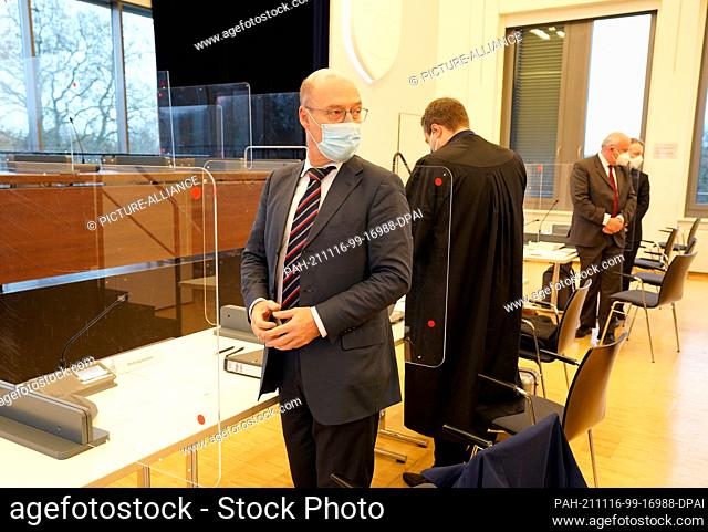16 November 2021, Hamburg: Alexander Wolf (l-r), AfD member of the Hamburg Parliament, lawyer Christoph Basedow, Jan Pörksen