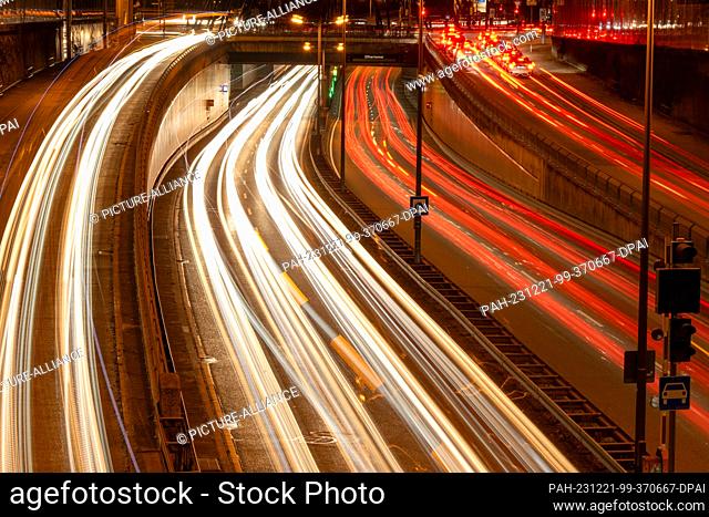 21 December 2023, Bavaria, Munich: Vehicles drive along the central ring road of the Bavarian capital in the early hours of the morning