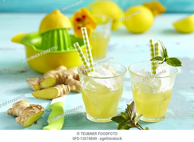 Limonad de Jengibre, Trinidad & Tobago: ginger lemonade with lemon, mineral water and ice
