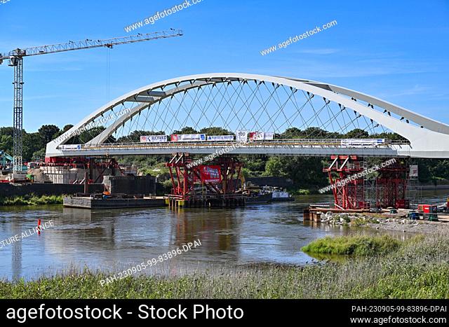 05 September 2023, Brandenburg, Küstrin-Kietz: The new railroad bridge over the German-Polish border river Oder. The rail bridge over the Oder between...