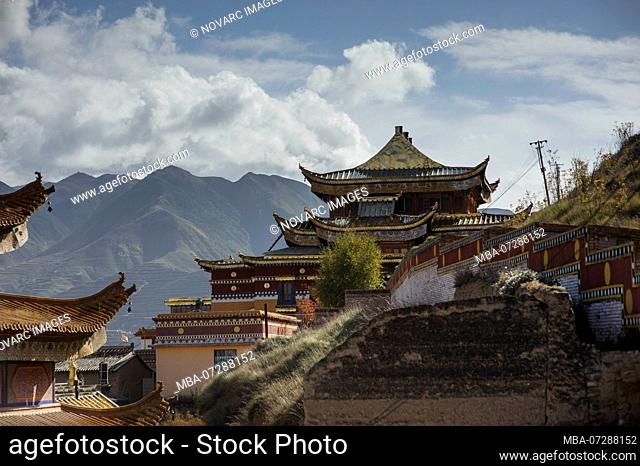 Tibetan Buddhist monastery in Rebkhong, Tibetan plateau (Tongren, China)