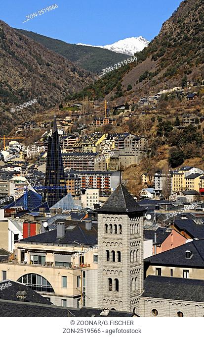 Blick auf Escaldes-Engordany mit der Kirche San Pedro Martir im Vordergrund, Andorra La Vella, Andorra La Vella, Fürstentum Andorra / View of Escaldes-Engordany...