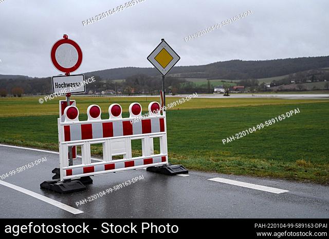 04 January 2022, Bavaria, Lahm: A roadblock due to flooding. The Itz has overflowed between Coburg and Bamberg. The water level is 425 cm at 16:45 according to...