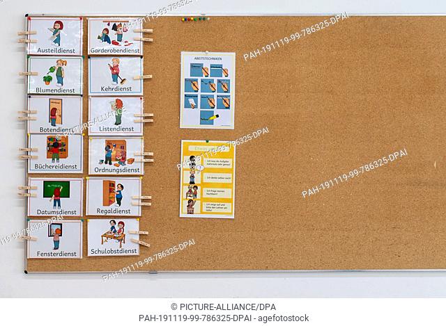 24 September 2019, Bavaria, Munich: A pinboard with the weekly duty of a 2nd class can be seen in the classroom of the primary school St. Konrad