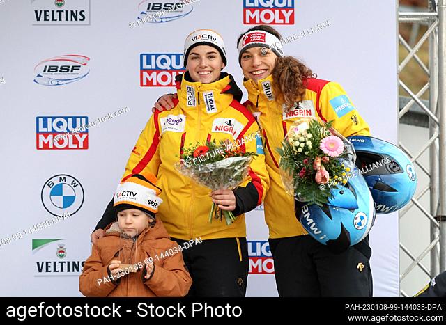 08 January 2023, North Rhine-Westphalia, Winterberg: Bobsleigh: World Cup, two-man bobsleigh, women, 2nd run: Kim Kalicki (M) and Leonie Fiebig (r) from Germany...