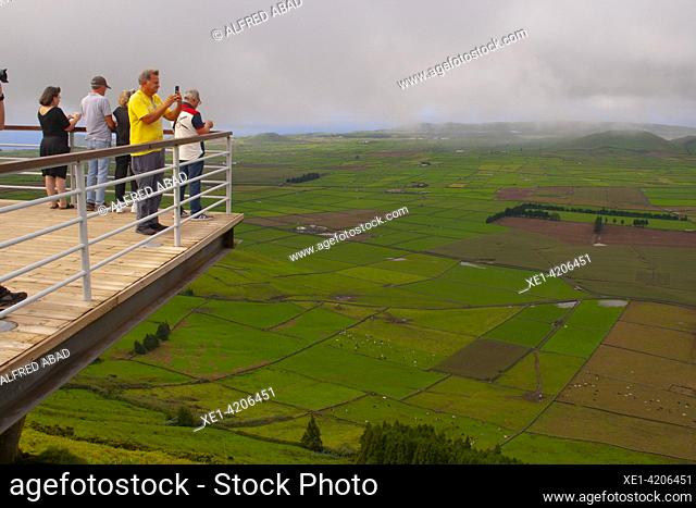 panorámica desde el mirador de la Sierra de Cume, Isla Terceira, Azores, Portugal