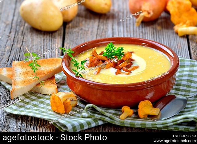 Cremige Kartoffelsuppe mit frischen Pfifferlingen und Creme fraiche - Cream of potato soup with fresh chanterelles and creme fraiche