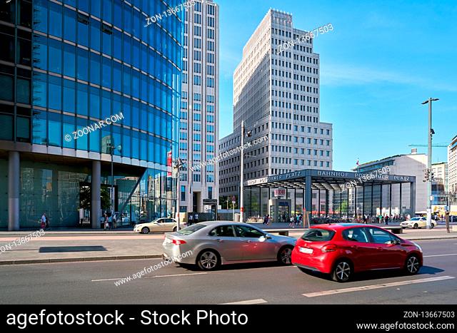 Straßenverkehr am Potsdamer Platz im Zentrum von Berlin. Der Potsdamer Platz in Berlin ist ein beliebtes Ausgehviertel mit Geschäften, Restaurants