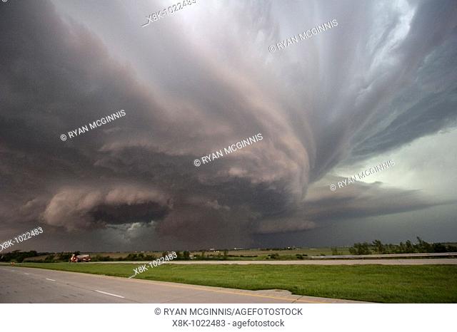 Tornadic supercell just east of Kearney, Nebraska, May 29, 2008  Shot from exit of interstate 80