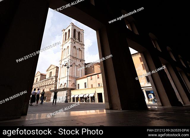 15 October 2023, Italy, Ferrara: The cathedral of Ferrara in the medieval center. Photo: Sebastian Kahnert/dpa. - Ferrara/Emilia-Romagna/Italy