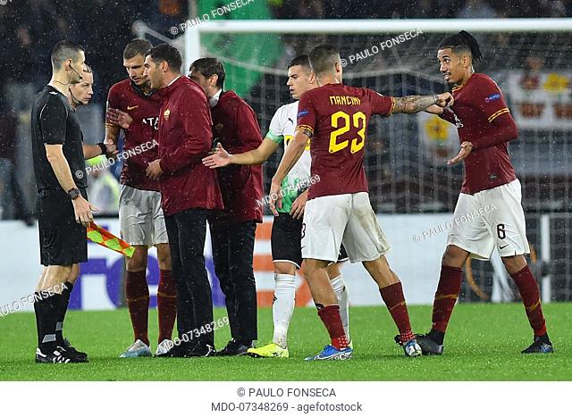 Roma football players and coach Paulo Fonseca protest with referee William Sean Collum at the end of the match during the match Roma-Borussia Monchengladbach in...
