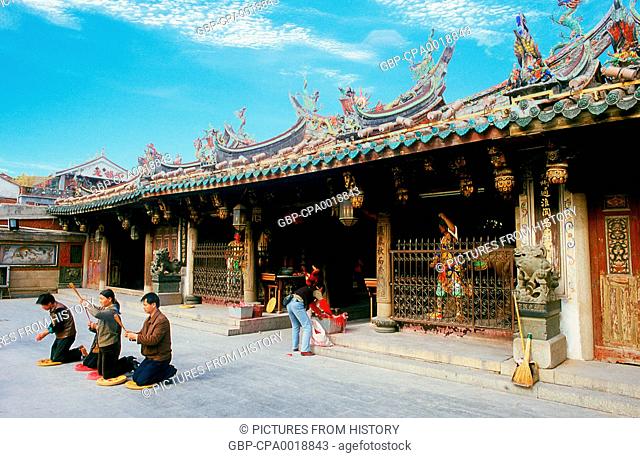 China: Front courtyard at the Guandi Temple dedicated to General Guan Yu, the Three Kingdoms' hero turned God of War, Quanzhou, Fujian Province