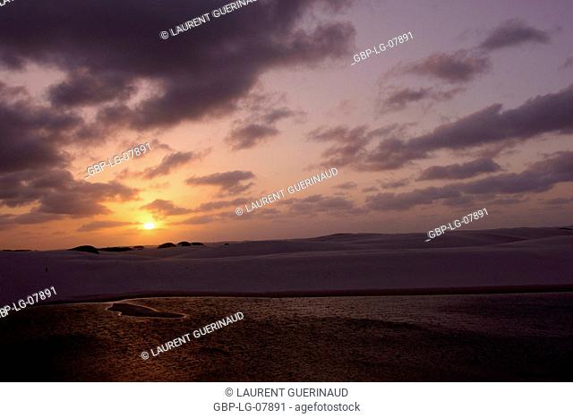 Sunset, Oasis, people, dunes, Blue pond, Lençóis Maranhense, Lacs Maranhão, Lençois, Barreirinhas, Maranhão, Brazil