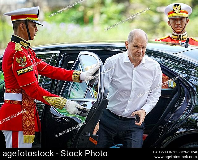 16 November 2022, Indonesia, Nusa Dua/Bali: German Chancellor Olaf Scholz (SPD), gets out of his car on the sidelines of the G20 summit