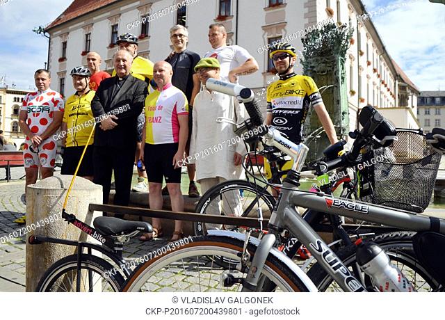 Ten Czech cyclists set out today, on Wednesday, July 20, 216, on a 1500-kilometre long journey to the Vatican at the end of which they are to have an audience...
