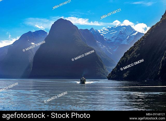Cruise boat on Milford Sound, Fiordland National Park, South Island, New Zealand
