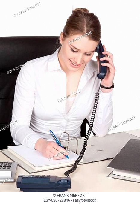 Junge Frau telefoniert am Schreibtisch