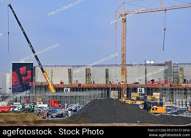 06 December 2021, Brandenburg, Grünheide: Workers erect the main entrance to the future Tesla Gigafactory Berlin Brandenburg